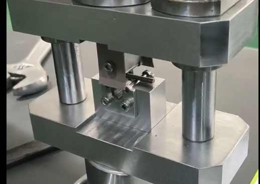 蓬萊超硬復合材料硬質合金棒材三點彎曲試驗機測試